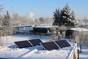 Solarzellen auf Flachdach