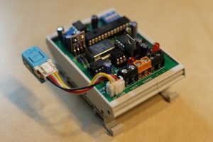 Füllstandsanzeige mit Drucksonde - Steuermodul mit 0-10 Volt Normsignal bei 0-100% Füllstand, hier mit aufgestecktem WLAN Modul als Hutschienenversion
