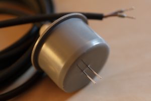 Der Wasserschutzschalter erkennt Wasser präzise über Edelstahl-Elektroden und schaltet Pumpen, Ventile oder Relais automatisch bei definierten Pegeln