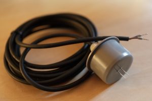 Der Wasserschutzschalter erkennt Wasser präzise über Edelstahl-Elektroden und schaltet Pumpen, Ventile oder Relais automatisch bei definierten Pegeln