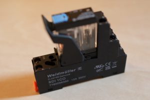 Elektronischer Wasserschalter mit wartungsfreien Edelstahl-Elektroden, vollvergossener Elektronik und zuverlässiger Schaltfunktion bei Wasser oder Trockenlauf.