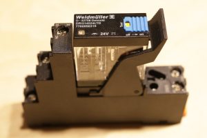 Elektronischer Wasserschalter mit wartungsfreien Edelstahl-Elektroden, vollvergossener Elektronik und zuverlässiger Schaltfunktion bei Wasser oder Trockenlauf.